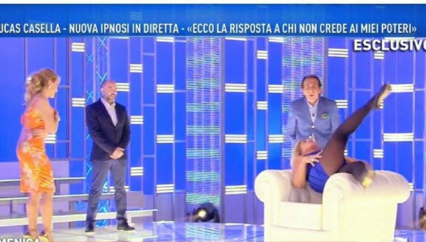 Ipnosi trash di Giucas Casella, la vittima è Nadia Rinaldi