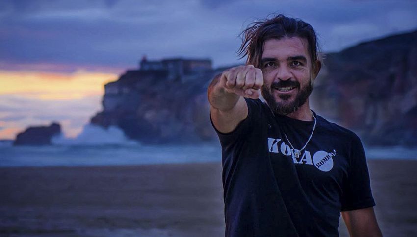 Surfista cavalca onda di 24 metri: è record!