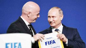Putin fa il bagno nel sangue di cervo: cosa dovrebbe migliorargli
