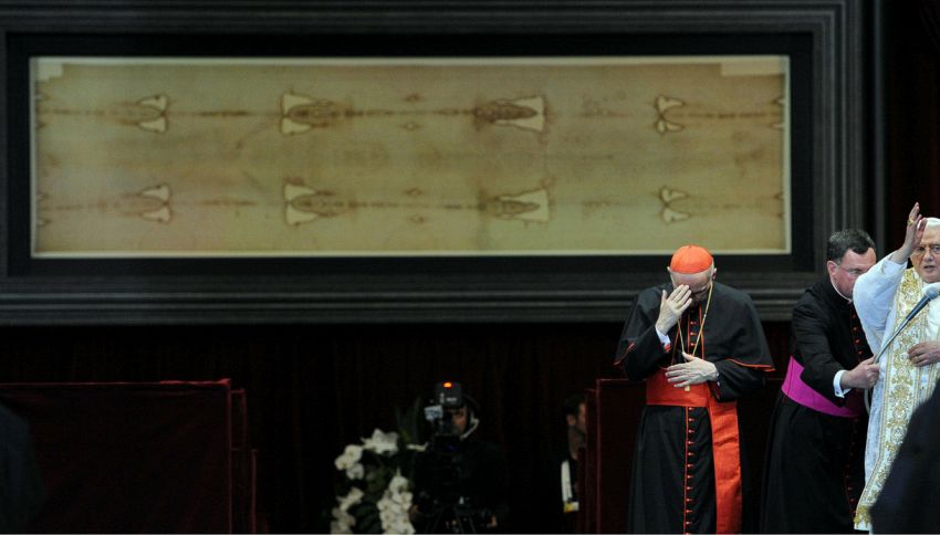 Il mistero della Sindone di Torino si infittisce: gli scienziati scoprono il DNA di "pi&ugrave; persone" sul telo che si dice avvolgesse il corpo di Ges&ugrave;