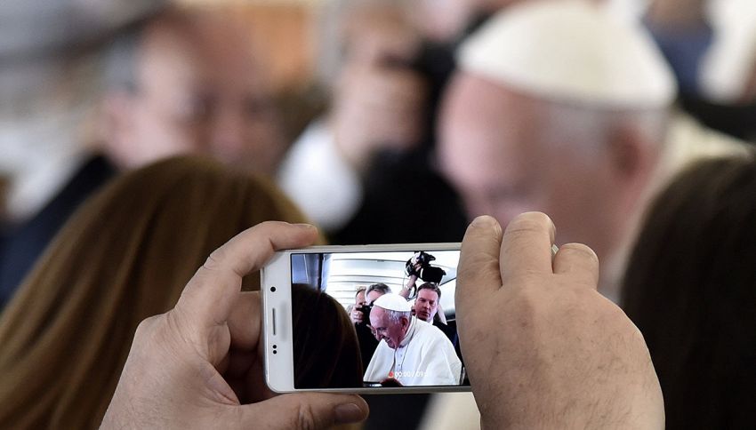 L'app per pregare con il Papa arriva sugli smartphone