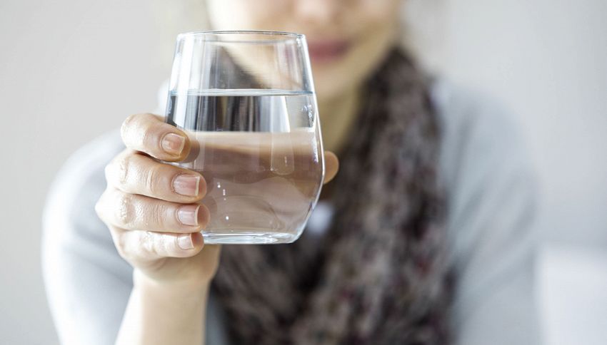 Non bere più di 3 bicchieri d'acqua a pasto: ecco perché