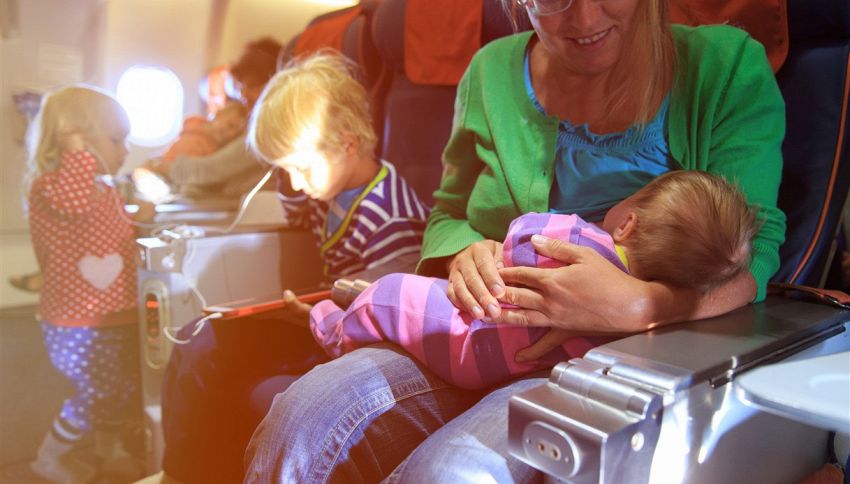 Mamma in volo col bebè dà un pacchetto insolito ai passeggeri