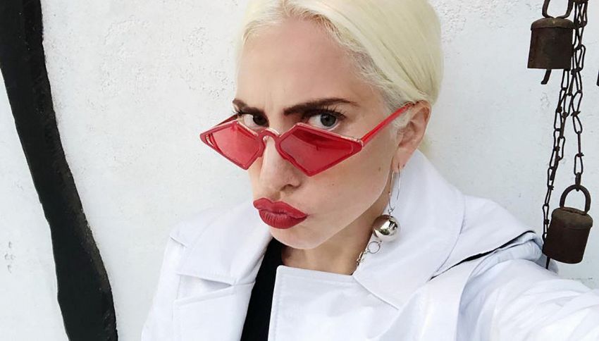 Lady Gaga sorprende i clienti di un bar di L.A con un mini show
