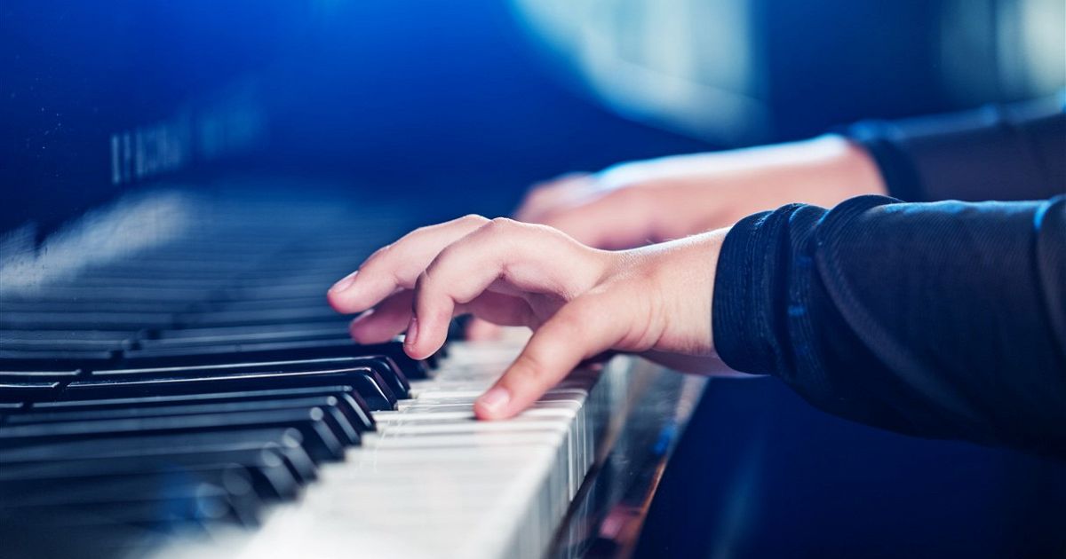 Bimbo di sei anni suona Bohemian Rhapsody video da vedere