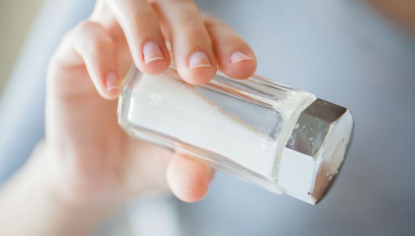 Superstizione, perché il sale non si passa di mano in mano?