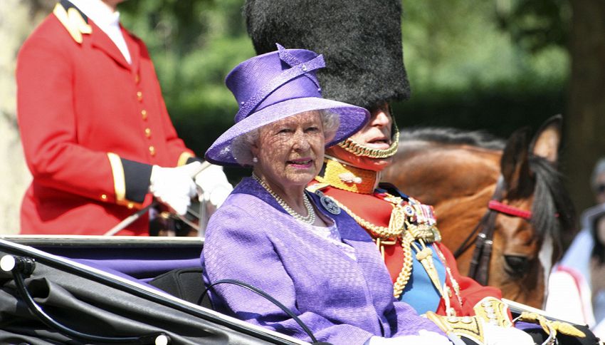 Sai perché la regina Elisabetta festeggia 2 compleanni ogni anno?