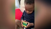 Risolve il suo primo Cubo di Rubik a 3 anni