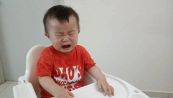 Questo bambino piange disperato finché il padre non gli dà una banconota