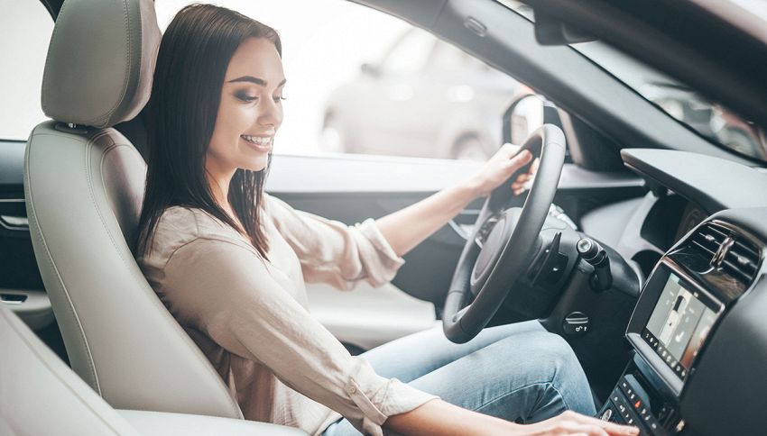 Guidi con una mano sola sul volante? Ecco a quanto ammonta la multa per chi guida così