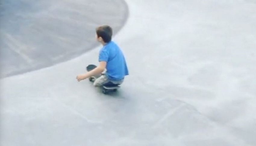 A 10 anni è un asso dello skate: il riscatto dopo l'incidente