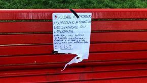 Dopo il furto, restituiscono la panchina contro i femminicidi