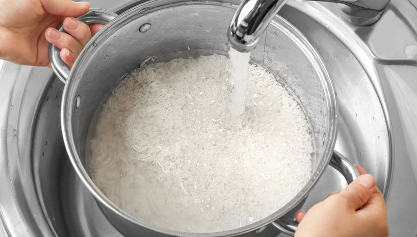 Bisogna lavare il riso prima di usarlo? Non farlo mai se lo devi mangiare così