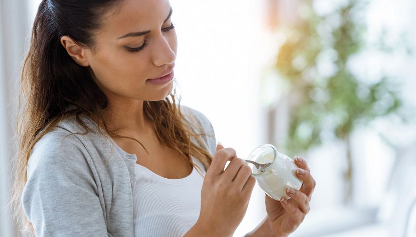Butti via il liquido nello yogurt greco? Stai commettendo un errore che fanno in molti
