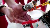 I bambini inventano un robot di Lego per lavarsi le mani