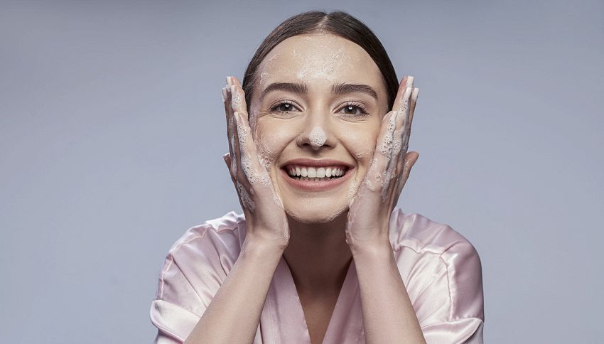 Lavare il viso con acqua e sapone è sufficiente?