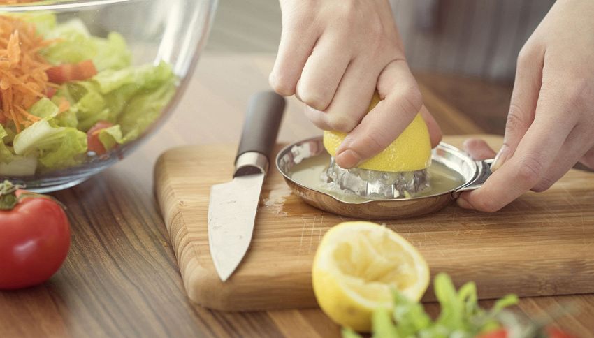 Per spremere il limone non devi tagliarlo a metà: l'errore che fanno tutti