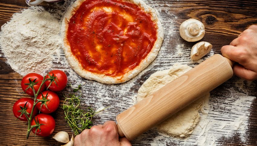 Pizza fatta in casa, ecco cosa accade se usi il mattarello