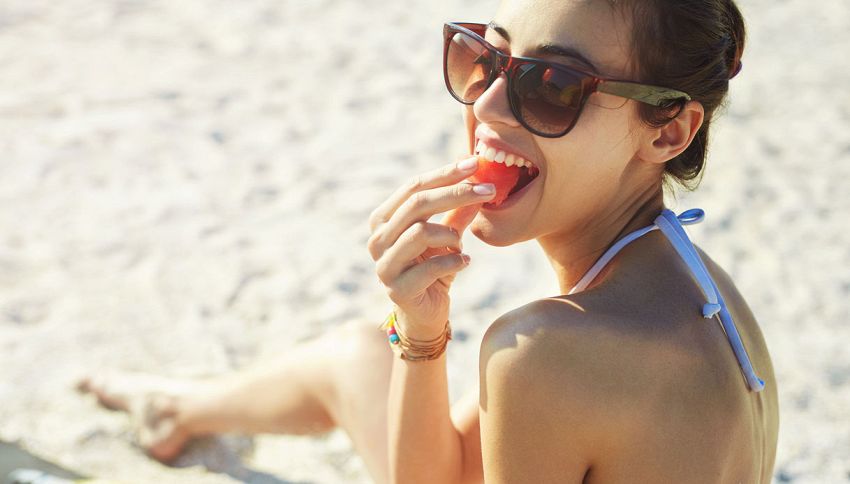 Non mangiare anguria se vai in spiaggia: l'effetto indesiderato