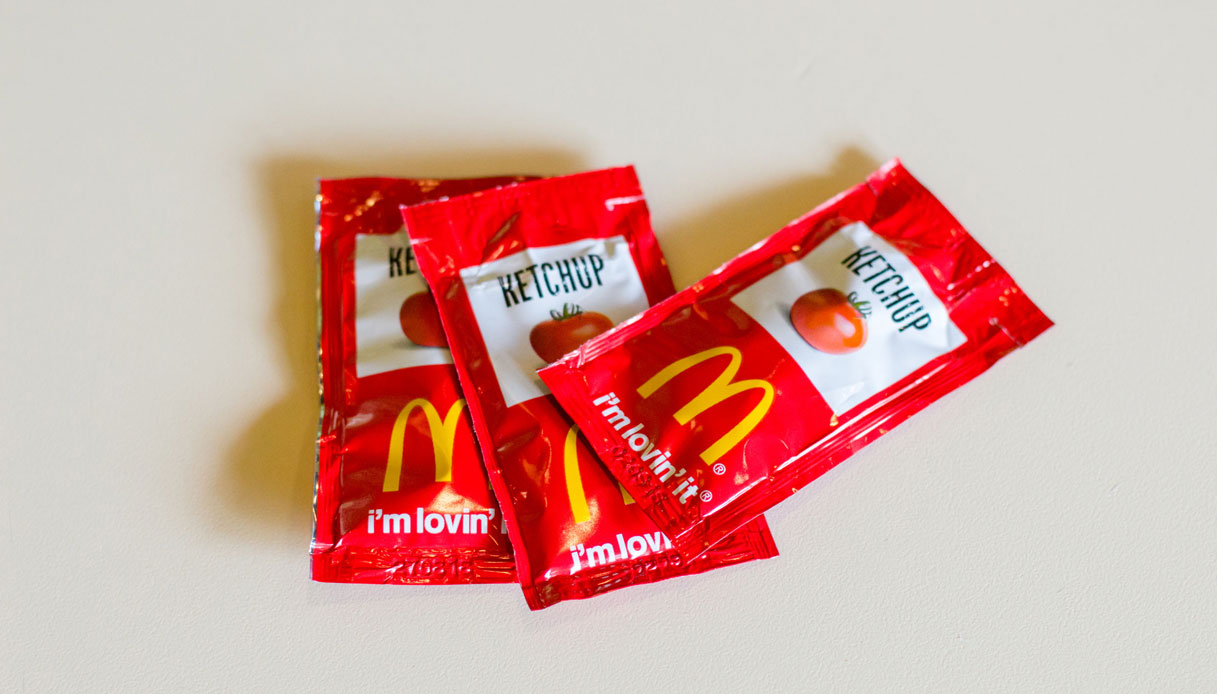 Addio alle bustine di ketchup e maionese: cosa cambia nei ristoranti italiani