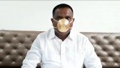 L’uomo indiano che indossa una mascherina d’oro massiccio contro il Coronavirus