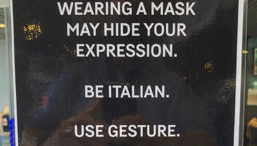 "Usa i gesti come gli italiani", il cartellone infiamma il web