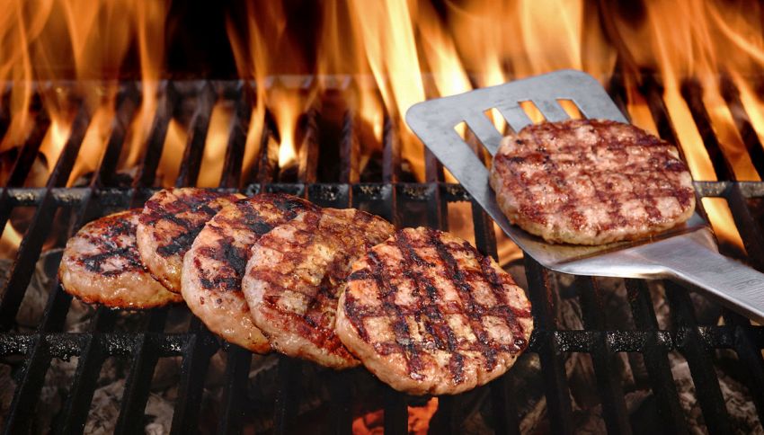 Hamburger alla griglia, la prova per vedere se è cotto senza tagliarlo