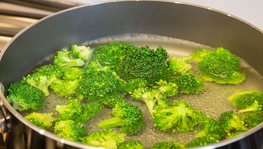 Broccoli, meglio bollirli o cuocerli a vapore?