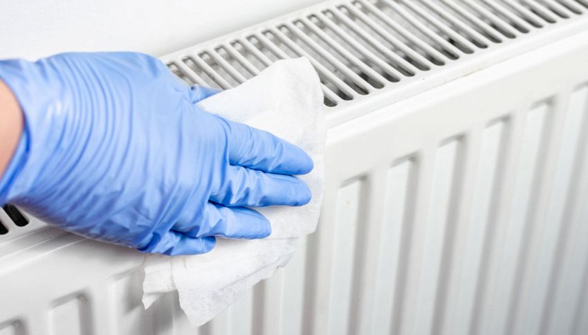 Come pulire i termosifoni in modo perfetto? Usa il phon e calze