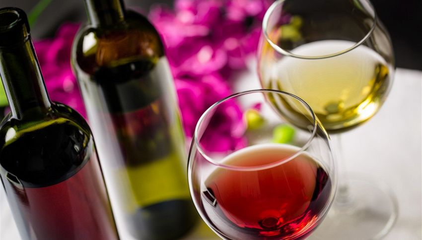 Vino bianco e vino rosso: il colore non dipende dall'uva. Ecco come viene fatto. Le differenze