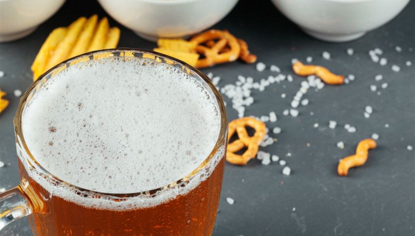 Ecco cosa dovresti mangiare se hai bevuto una birra