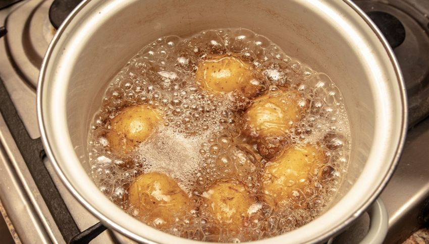 Dovresti bollire le patate prima di arrostirle, il motivo