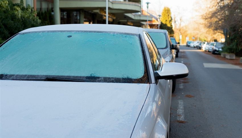 Auto, non grattare pi&ugrave; il ghiaccio dal parabrezza: il trucco domestico che protegge il vetro