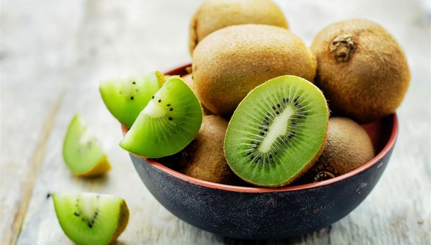 Stai mangiando i kiwi in modo sbagliato! Lo dice la scienza
