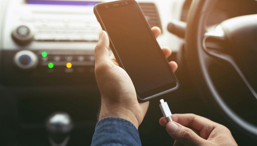 Ricarichi il tuo smartphone in auto? Stai sbagliando