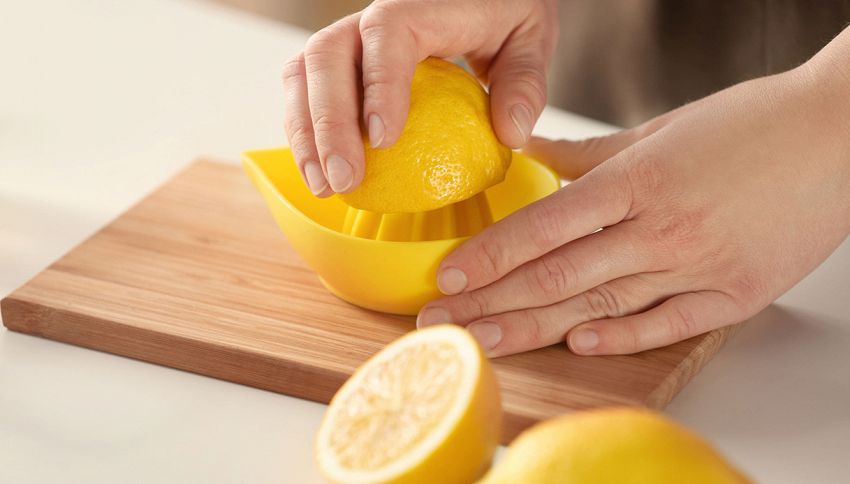 Bicarbonato e limone: come usare il rimedio naturale per denti, capelli, digestione e dimagrimento