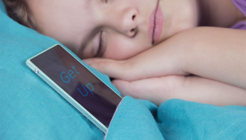 Dormire col cellulare vicino al letto fa davvero male?