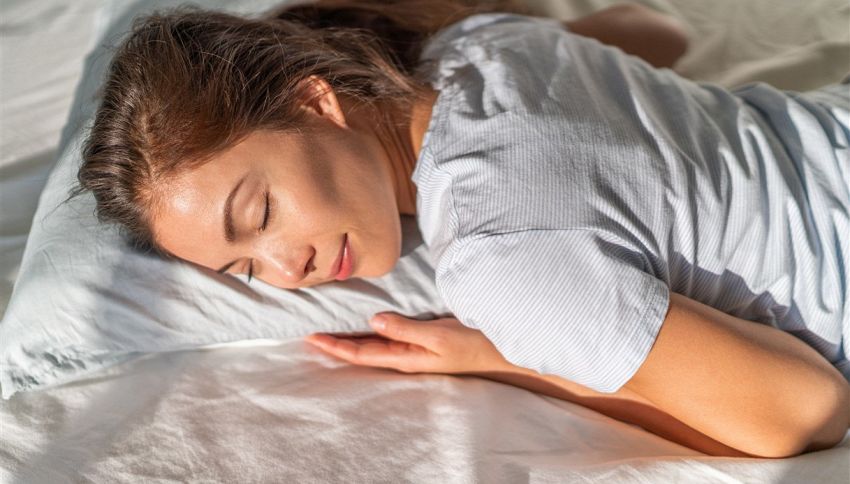 Un esperto di interni svela il colore da usare per dipingere il soffitto della tua camera da letto per aiutarti ad addormentarti velocemente