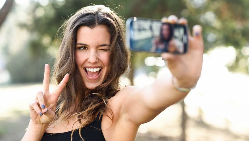 Sai qual è la distanza giusta per un selfie?