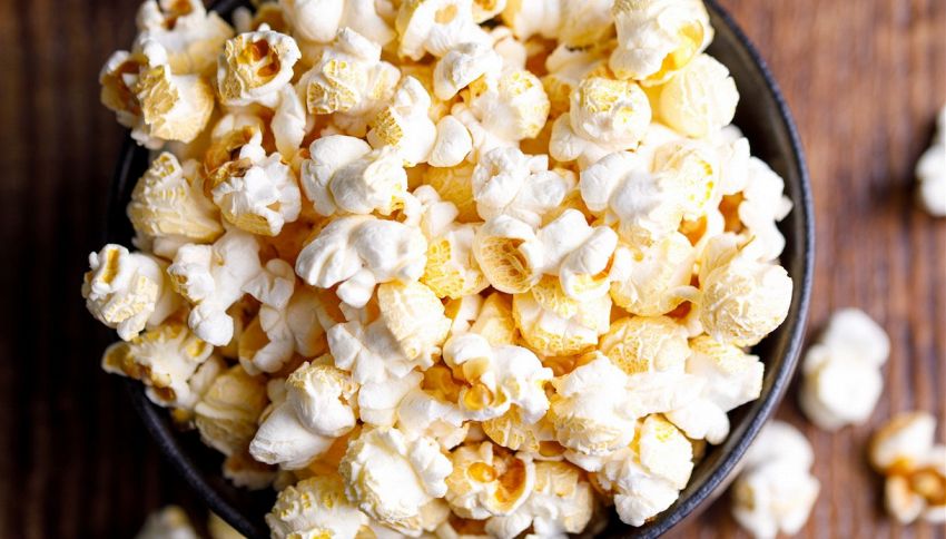 Come cuocere i popcorn in padella, l'errore da non fare col sale