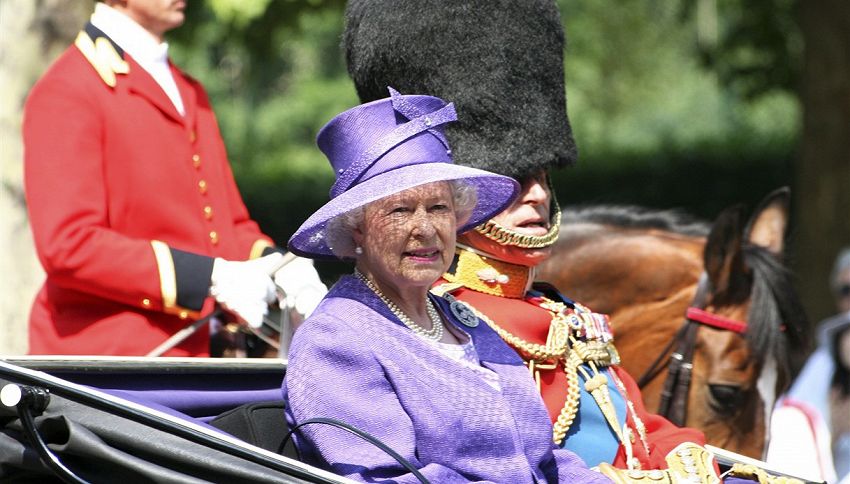 Regina Elisabetta non mangia mai i tramezzini: ecco i motivi