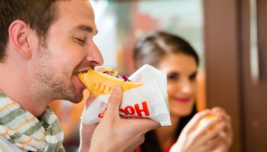 Mangia hot dog in tempo record: ecco quanti ne ha divorati