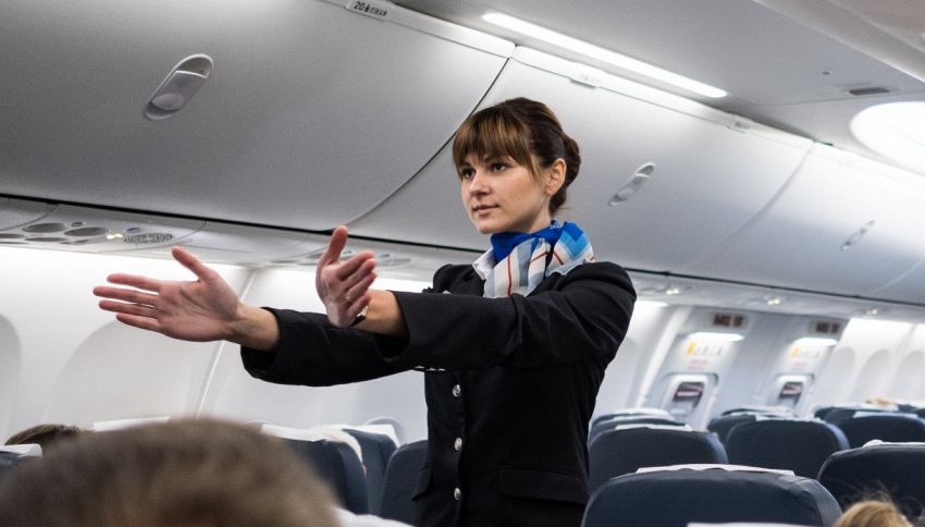 Non dovresti mai soffiare il naso sull'aereo: il motivo svelato dall'assistente di volo