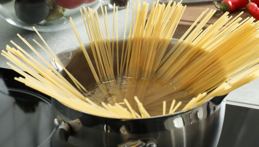 Perché è sbagliato mettere a bollire troppa acqua per la pasta