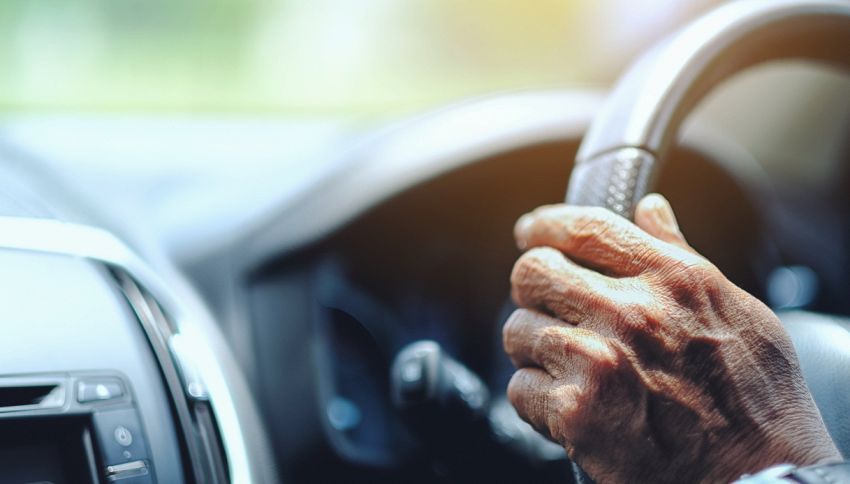 Auto, patente: cambia il limite d'età. Ogni quanti mesi devi presentarti per il rinnovo