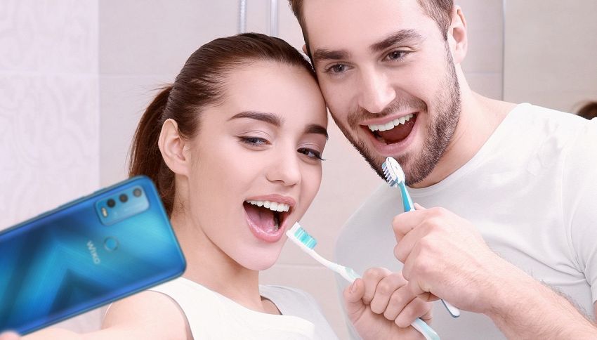 Usiamo troppo lo smartphone (anche in bagno): lo studio