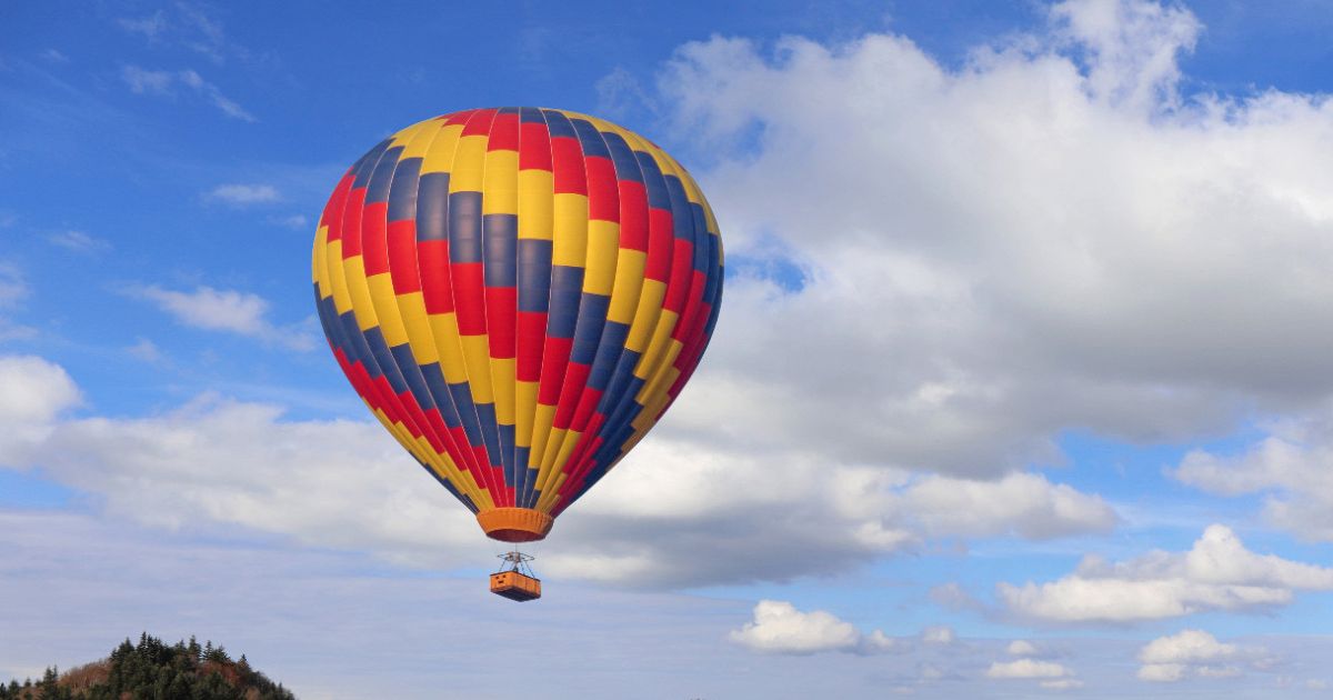 Debout sur une montgolfière à 4000 mètres : l’exploit record