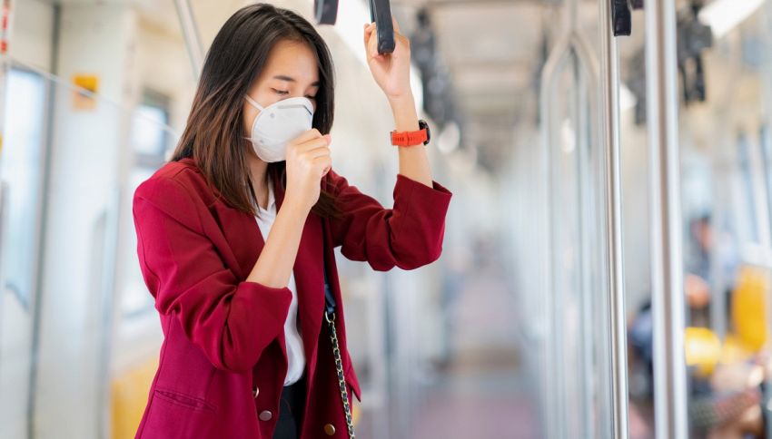 Giappone, la mascherina che diventa fluorescente se c’è il virus