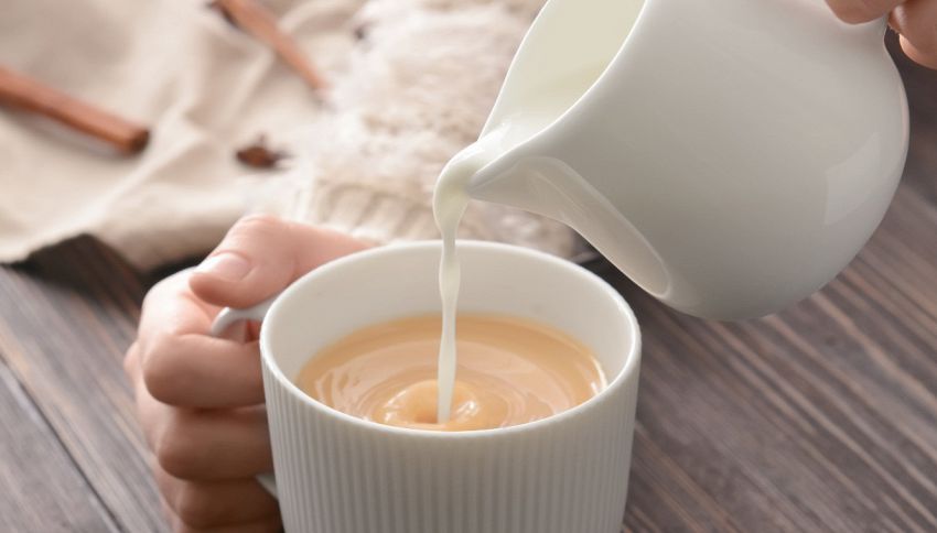 Perché si aggiunge il latte al tè? Il motivo storico
