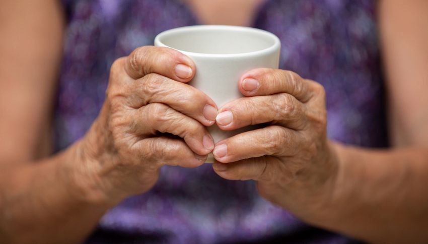108 anni, donna svela il segreto della longevità: ecco la bevanda